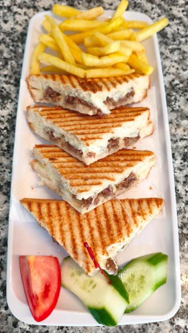 Kavurmalı Kaşarlı Tost